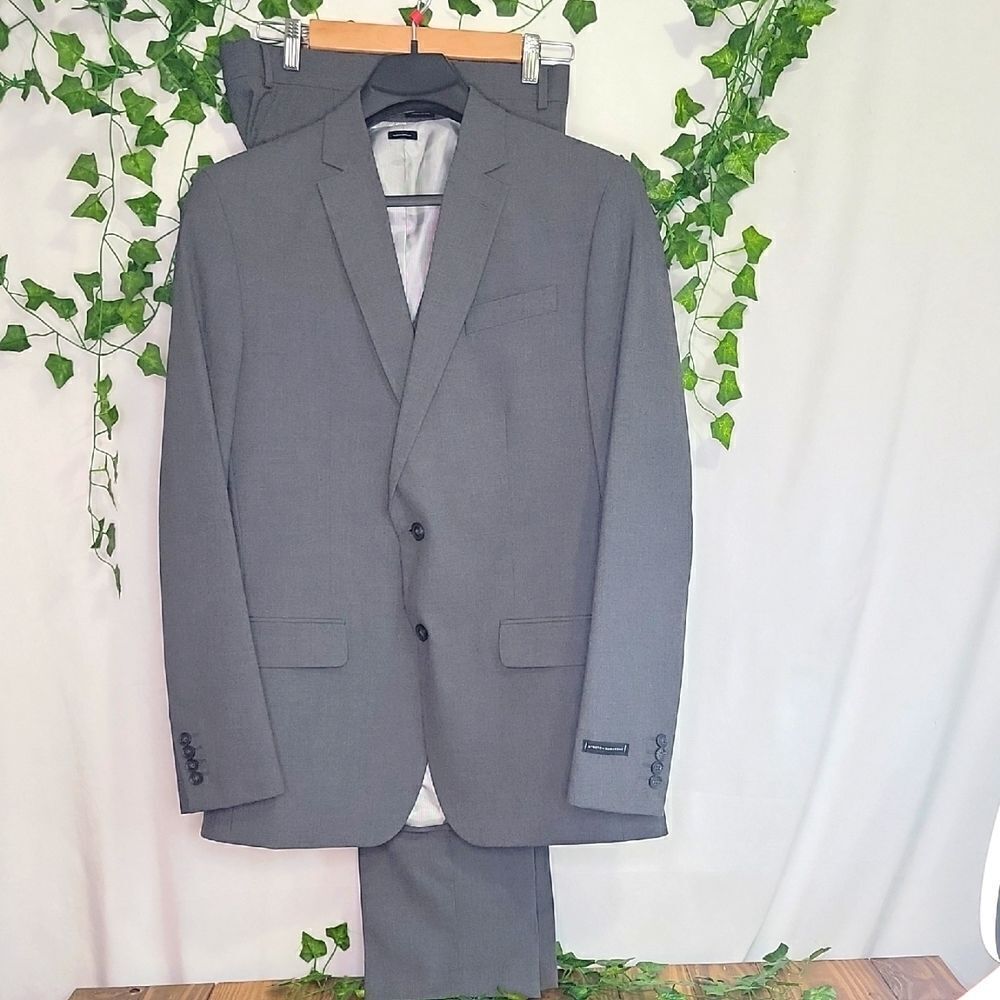 JF. J. Ferrar.  3 Piece Men's Gray Suit. Size Large. NWT
